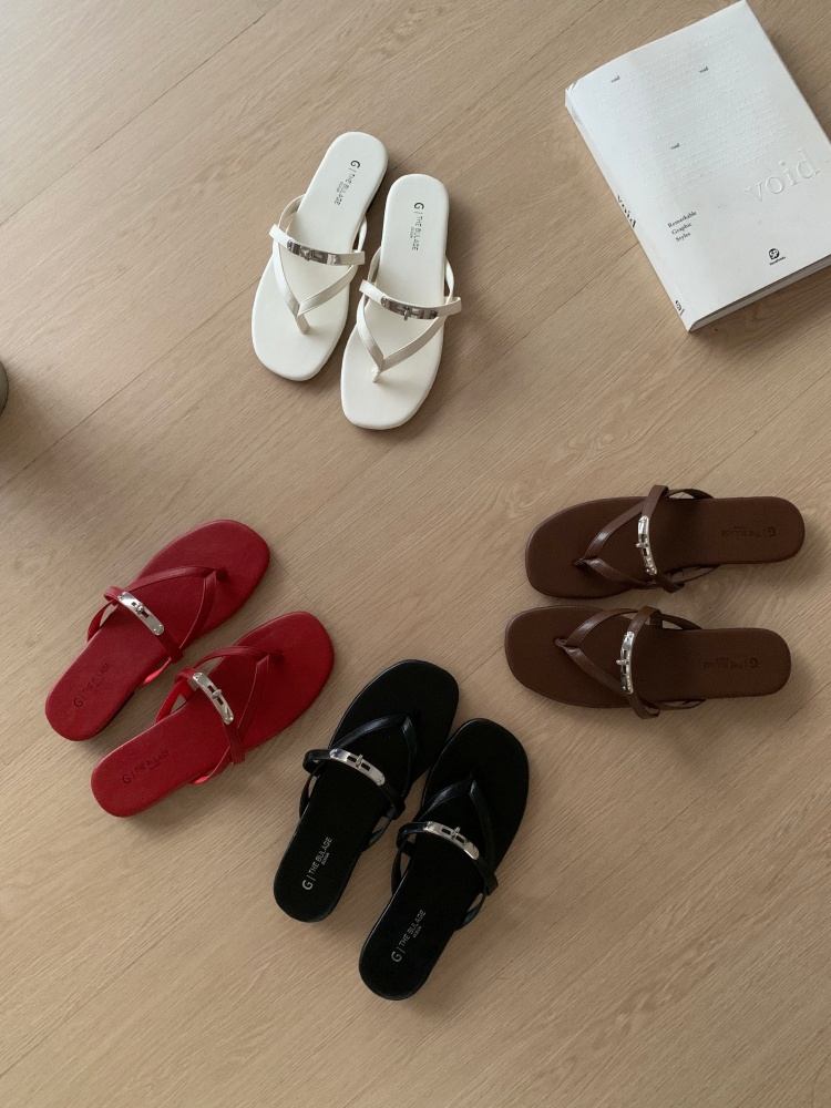 Korean Style Women's Flip Flops 2026 New Summer Metal Buckle Flat Toe Fashion Versatile Sandals