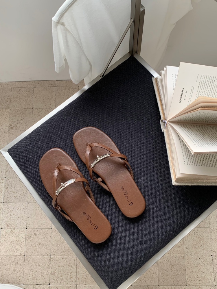 Korean Style Women's Flip Flops 2026 New Summer Metal Buckle Flat Toe Fashion Versatile Sandals - Image 3