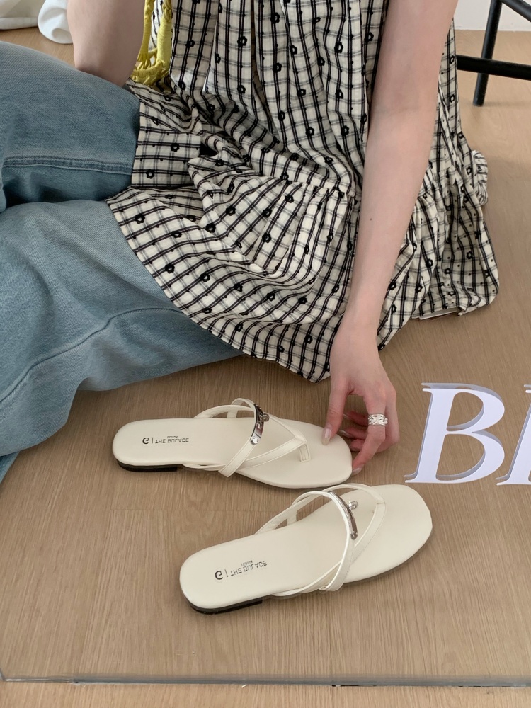 Korean Style Women's Flip Flops 2026 New Summer Metal Buckle Flat Toe Fashion Versatile Sandals - Image 4