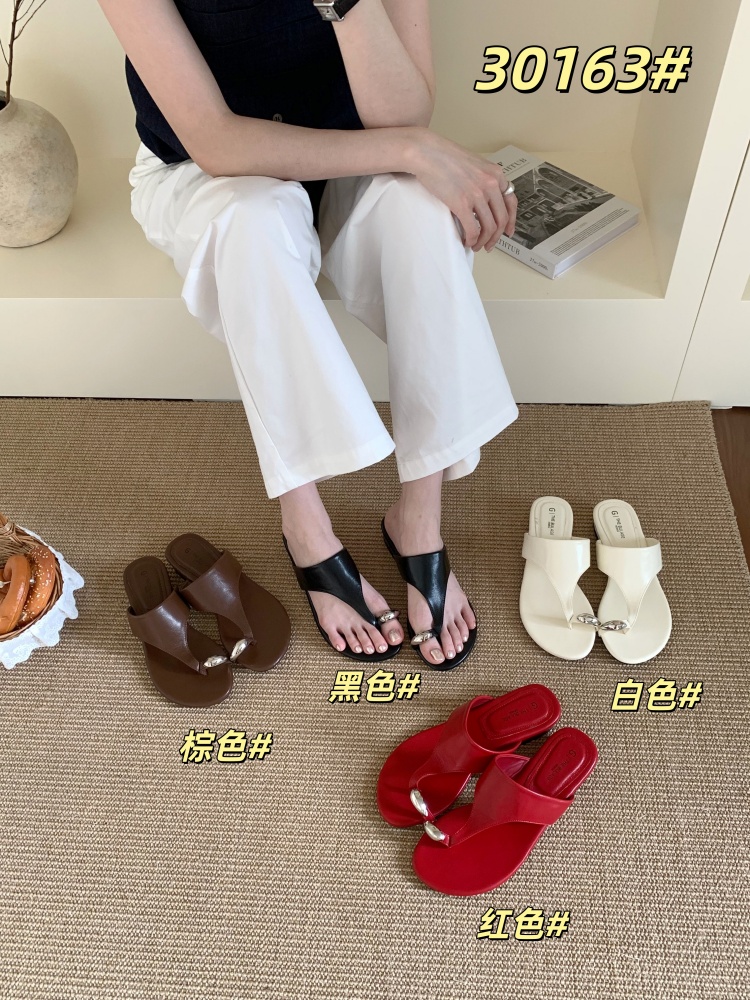 Fashion Toe Loop Soft Sole Flat Sandals Women Summer Beach Slippers 2026 New